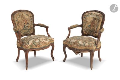 paire de fauteuils de style Louis XV avec assises recouvertes de tapisserie
