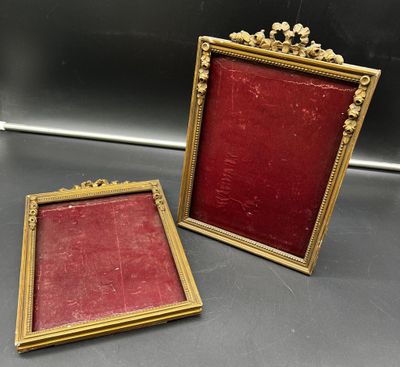 paire de cadres anciens recouverts de velours rouge et ornés de passementerie dorée