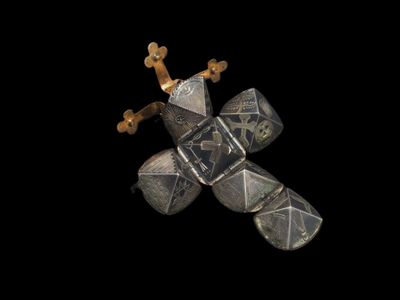 une image représentant une croix en argent et en or sur fond noir