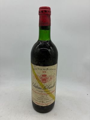 gros plan d'une bouteille de vin sur une surface blanche