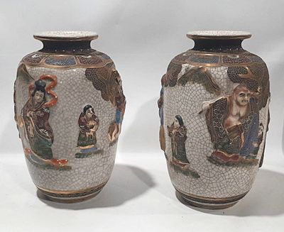 Paire de grands vases en faïence de Satsuma à décors en reli…