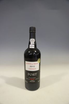 une bouteille de vin posée sur une table