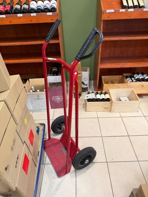 un diable rouge posé par terre dans un magasin