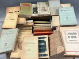 plusieurs livres empilés sur une table