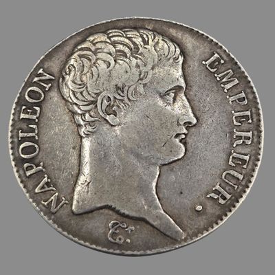 gros plan d'une pièce de monnaie sur laquelle figure un visage de femme