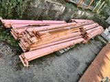 un tas de bois posé sur le sol à côté d'un bâtiment