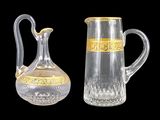 un pichet en verre et une cruche en verre posés l'un à côté de l'autre