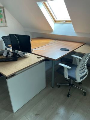 un bureau avec deux ordinateurs et une chaise dans la chambre