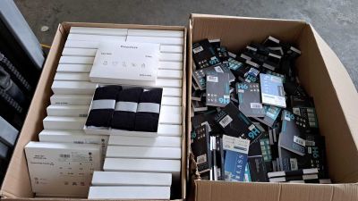 109 / 1 palette de 200 kg de chaussettes, supports, pr…