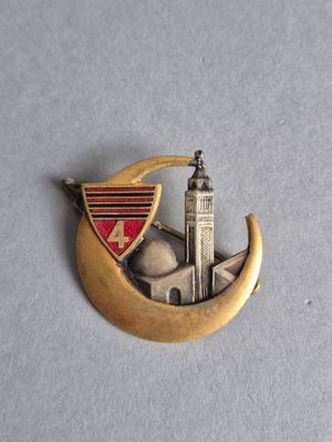 une broche en or ornée d'une tour horloge et d'un croissant