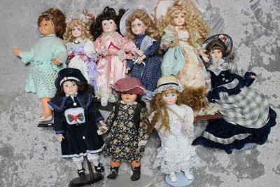 a lot of dolls that are sitting together on a table