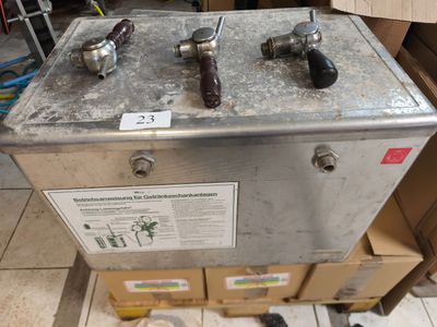 une boîte métallique munie de deux vannes sur le dessus