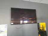 une télévision à écran plat accrochée au mur dans une pièce