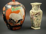 deux vases posés l'un à côté de l'autre sur une table
