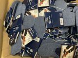 plusieurs paires de chaussettes dans une boîte avec leur étiquette