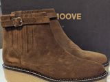 un gros plan sur une paire de bottes marron posées sur une table