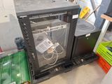 un boîtier d'ordinateur noir posé sur une caisse verte