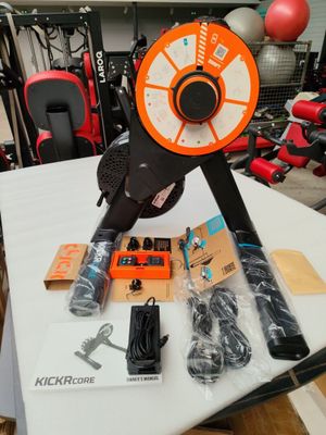 une machine posée sur une table