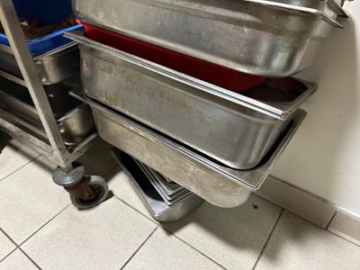 Lot de 14 grands bacs gastro dont 3 à trous et petite batterie de cuis - Photo 1