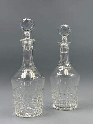 paire de carafes en cristal taillé avec bouchons