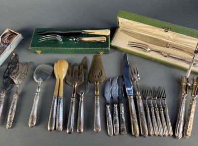 plusieurs types d'argenterie sur la table