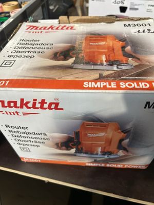 une boîte d'outils électriques Makita posée sur une table