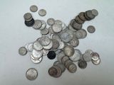 une pile de pièces d'argent sur une surface blanche