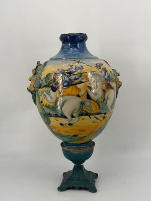 un vase bleu sur lequel est représenté un homme à cheval