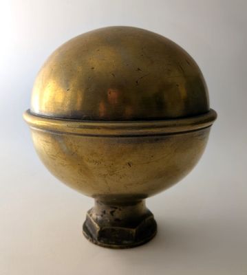 un bol ancien en laiton avec un couvercle, sur fond blanc