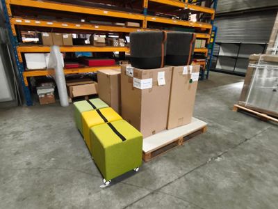 des cartons et encore des cartons sur une palette dans un entrepôt