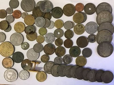 beaucoup de pièces qui traînent sur une table