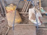 un tas de matériaux de construction posé par terre à côté d'un tas de bois