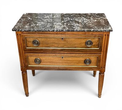 une image représentant une commode au plateau en marbre sur fond blanc