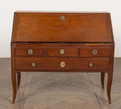 Bureau de pente en merisier mouluré et teinté.