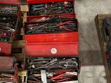 tout un tas d'outils dans une boîte rouge posée par terre