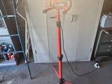 une lampe posée sur un trépied dans un garage