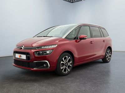 Une Citroën rouge est garée dans une grande pièce