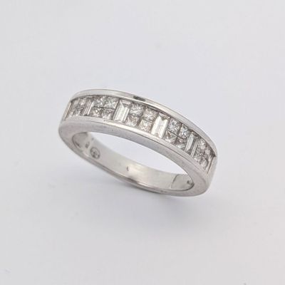 gros plan d'une bague en diamant sur fond blanc