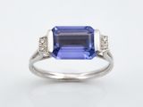 bague en saphir bleu et diamant sur fond blanc