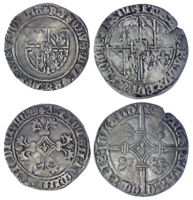 quatre pièces d'argent, dont l'une porte une croix et l'autre porte une croix