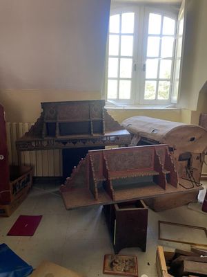 une pièce où il y a beaucoup de boîtes et de cartons sur le sol