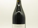 une bouteille de vin posée sur une table