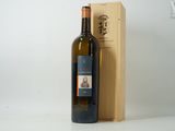 une bouteille de vin posée à côté d'une caisse en bois