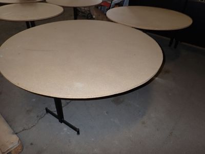 trois tables qui se trouvent dans une pièce