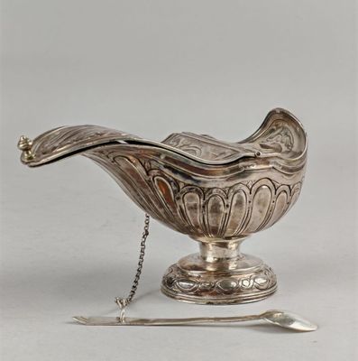 un sucrier ancien en métal argenté, avec une cuillère et un repose-cuillère