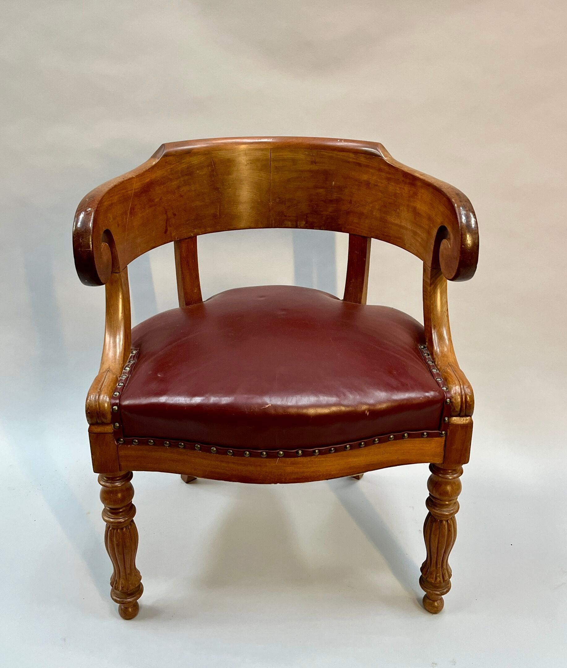 FAUTEUIL DE BUREAU en acajou et placage d'acajou à dossier à…