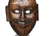 gros plan d'un masque en bois sur fond blanc
