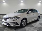une voiture blanche est garée sur le sol à carreaux d'un garage