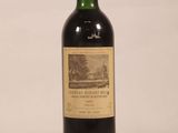 une bouteille de vin posée sur une table