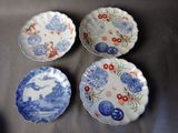 quatre assiettes bleues et blanches ornées de fleurs, posées sur une table